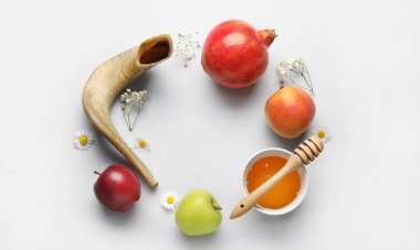 Açık arkaplanda Rosh hashanah (Yahudi Yeni Yılı) sembollerinden yapılmış çerçeve