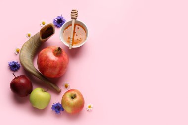 Renk arkaplanı üzerine Rosh hashanah (Yahudi Yeni Yılı) sembolleri