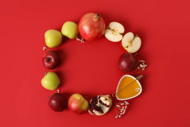 Renk arkaplanındaki Rosh hashanah (Yahudi Yeni Yılı) sembollerinden yapılmış çerçeve