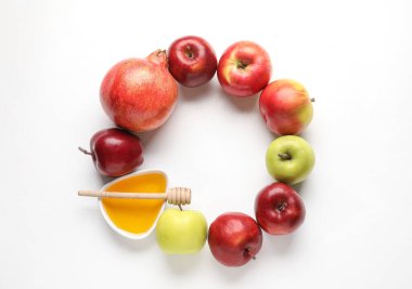 Beyaz arkaplanda Rosh hashanah (Yahudi Yeni Yılı) sembollerinden yapılmış çerçeve