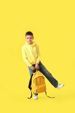 Renkli sırt çantalı küçük okul çocuğu.