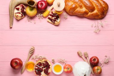 Rosh hashanah (Yahudi Yeni Yılı) için rengarenk ahşap arka planda kompozisyon