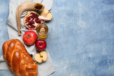Rosh Hashanah (Yahudi Yeni Yılı) için renk arkaplanı üzerine kompozisyon