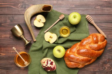 Rosh hashanah (Yahudi Yeni Yılı) için ahşap arka planda kompozisyon