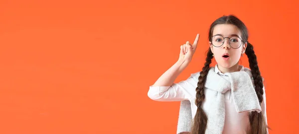 Menina Bonito Com Dedo Indicador Levantado Fundo Cor — Fotografia de Stock