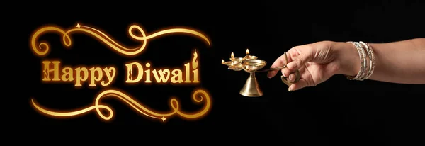 Kvinna Hand Med Diya Lampa Och Text Happy Diwali Mörk — Stockfoto