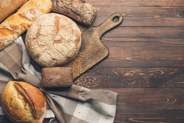 Ahşap Arka Planda Taze Ekmek Çeşitleri — Stok fotoğraf