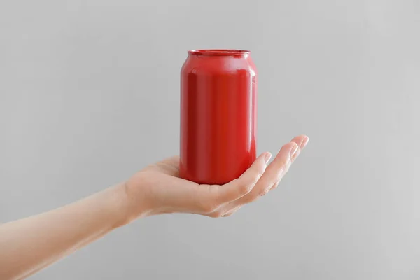 Mão Com Lata Refrigerante Sobre Fundo Cinza — Fotografia de Stock