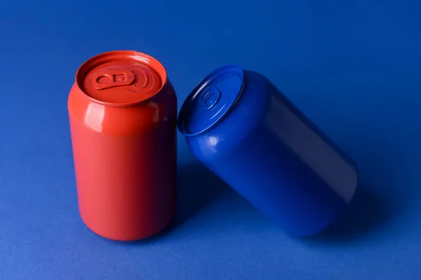 Latas Soda Sobre Fondo Color — Foto de Stock