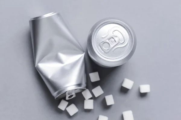 Puszki Sody Cukru Szarym Tle Pojęcie Cukrzycy — Zdjęcie stockowe