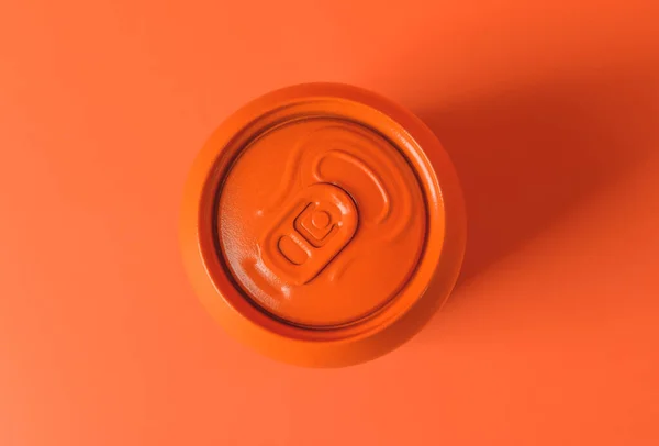色の背景にソーダの缶 — ストック写真