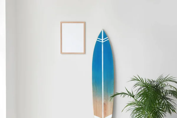 Beyaz Duvarın Yanında Sörf Tahtası Bitkisi Olan Modern Tarz Bir — Stok fotoğraf