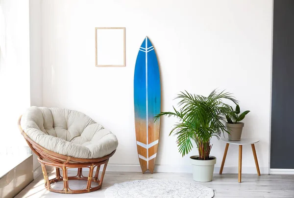 带有冲浪板 室内植物和扶手椅的现代时尚居室的内部 — 图库照片
