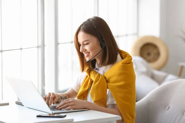 Junge Frau Mit Laptop Hause — Stockfoto