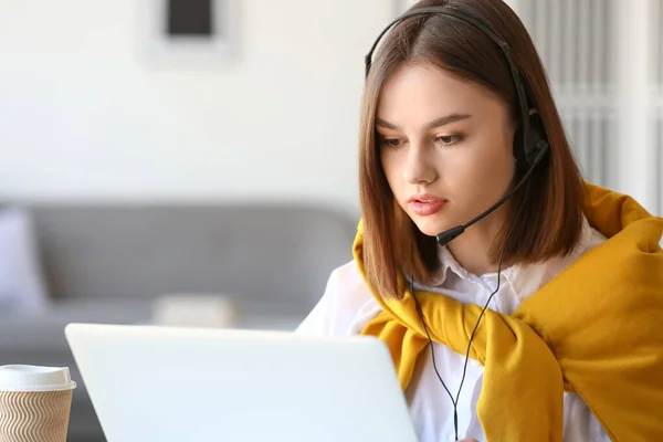 Junge Frau Mit Laptop Hause — Stockfoto