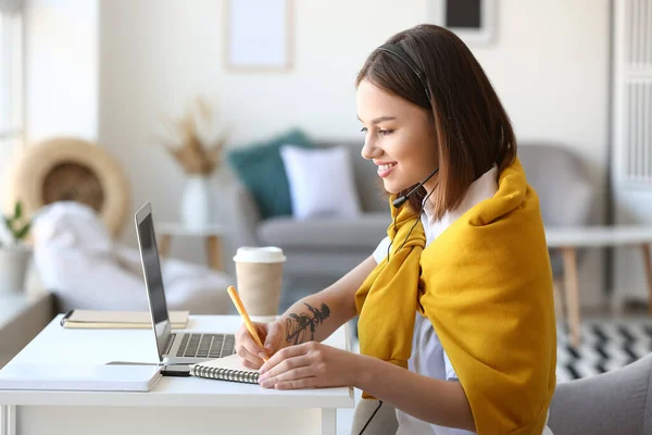 Young Woman Laptop Writing Something Notebook Home — Stock Photo, Image