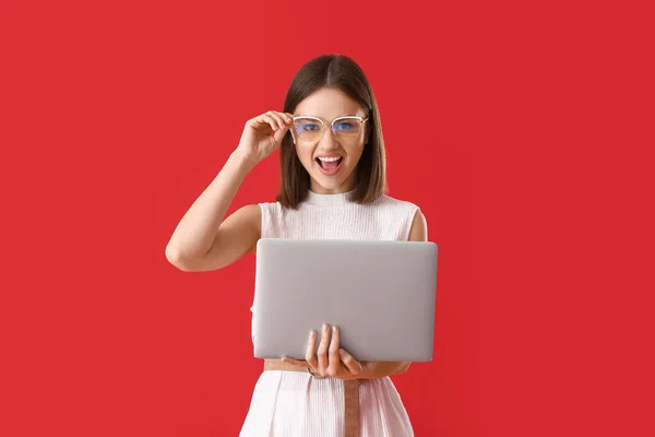 Jonge Vrouw Met Laptop Kleur Achtergrond — Stockfoto