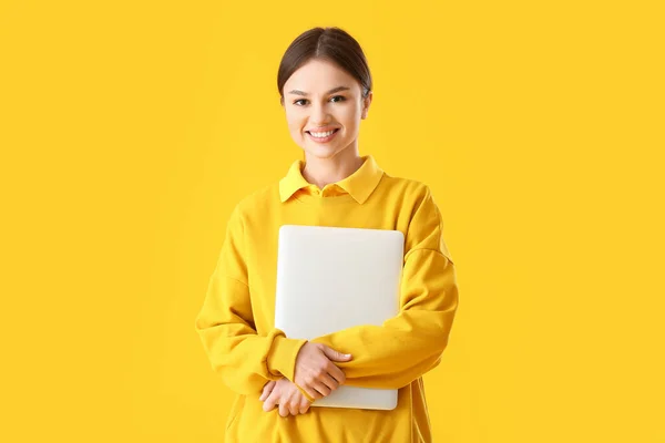 Jonge Vrouw Met Laptop Kleur Achtergrond — Stockfoto