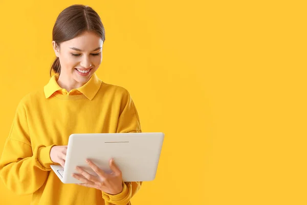 Junge Frau Mit Laptop Auf Farbigem Hintergrund — Stockfoto