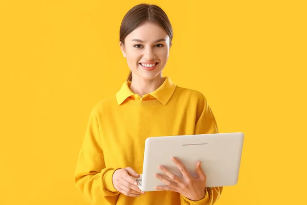 Giovane Donna Con Computer Portatile Sfondo Colori — Foto Stock