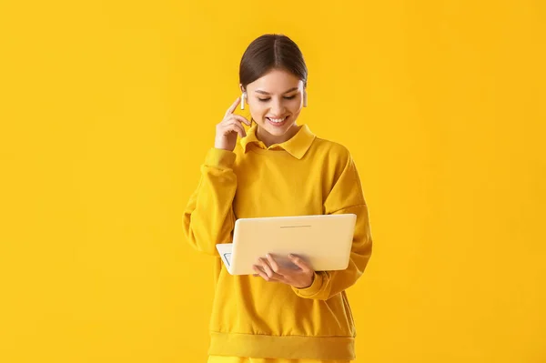 Junge Frau Mit Laptop Auf Farbigem Hintergrund — Stockfoto