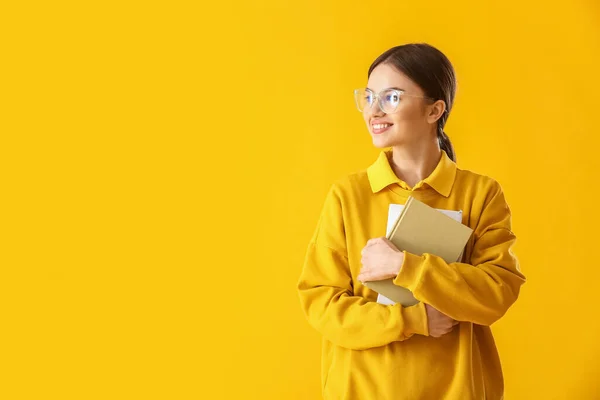 Junge Frau Mit Büchern Auf Farbigem Hintergrund — Stockfoto