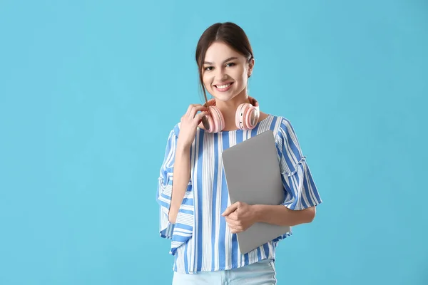 Junge Frau Mit Laptop Und Kopfhörer Auf Farbigem Hintergrund — Stockfoto