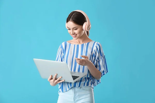 Young Woman Laptop Headphones Color Background — Stock Photo, Image