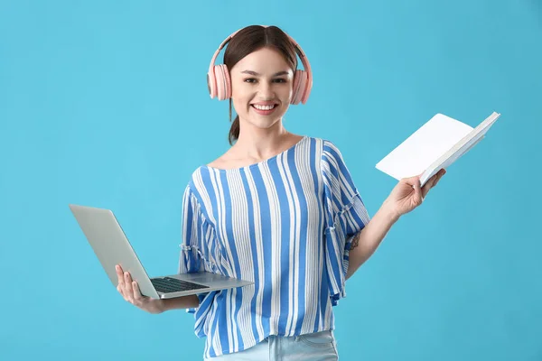 Junge Frau Mit Laptop Buch Und Kopfhörer Auf Farbigem Hintergrund — Stockfoto