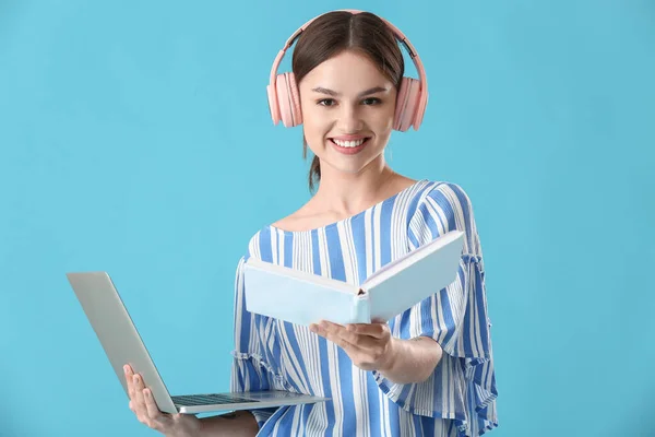 Mujer Joven Con Portátil Libro Auriculares Sobre Fondo Color — Foto de Stock