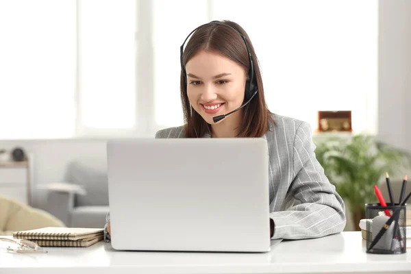 Mujer Joven Con Portátil Casa —  Fotos de Stock