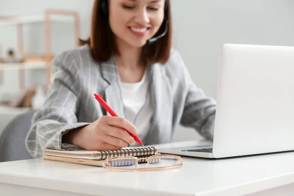 Junge Frau Mit Laptop Schreibt Hause Etwas Notizbuch — Stockfoto