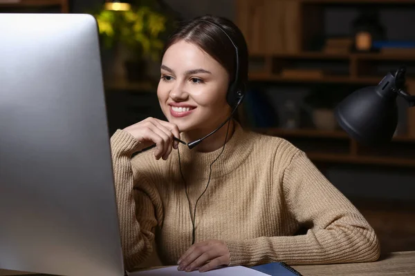 Mujer Joven Con Computadora Trabajando Casa Tarde Noche —  Fotos de Stock