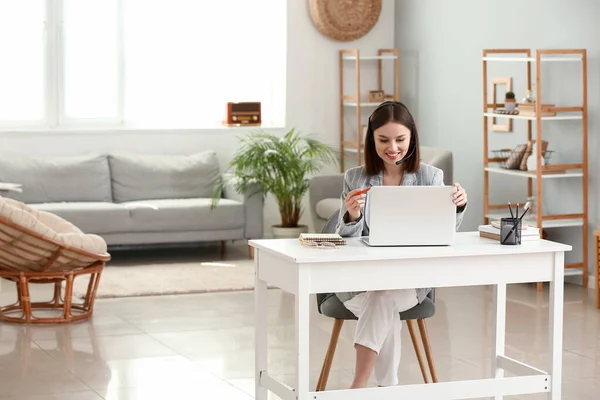 Jovem Com Laptop Casa — Fotografia de Stock