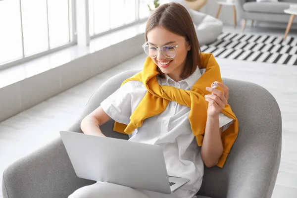 Junge Frau Mit Laptop Hause — Stockfoto