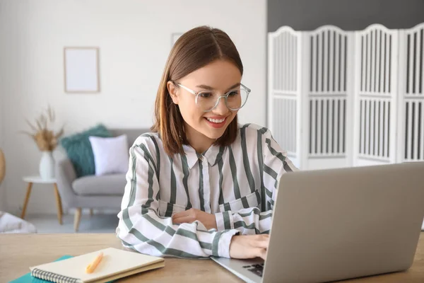 Young Woman Laptop Home — Stock Photo, Image