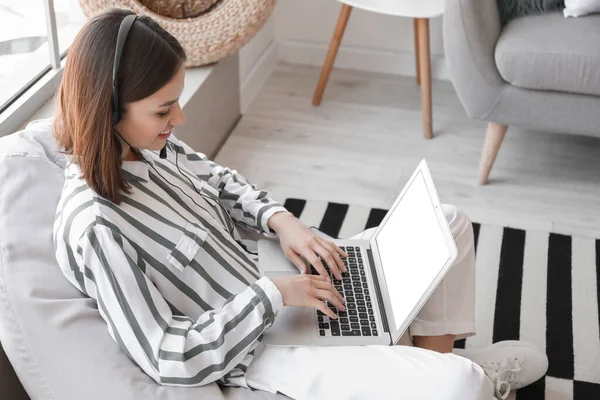 Junge Frau Mit Laptop Hause — Stockfoto