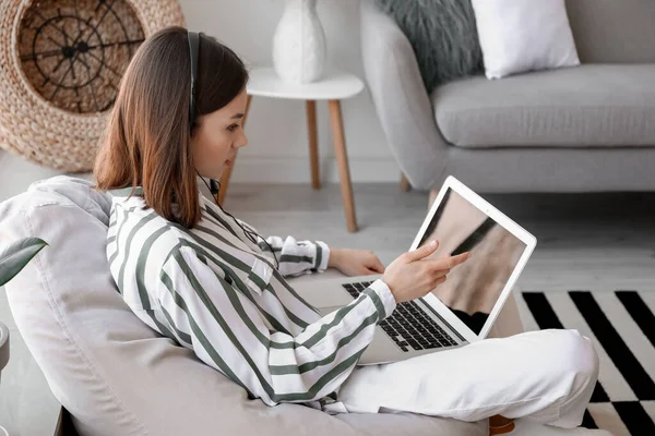 Mujer Joven Con Portátil Casa — Foto de Stock