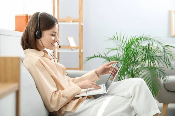 Junge Frau Mit Laptop Hause — Stockfoto