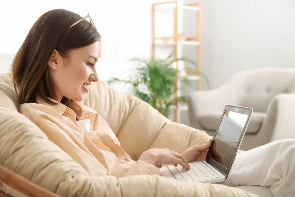 Young Woman Laptop Home — Stock Photo, Image