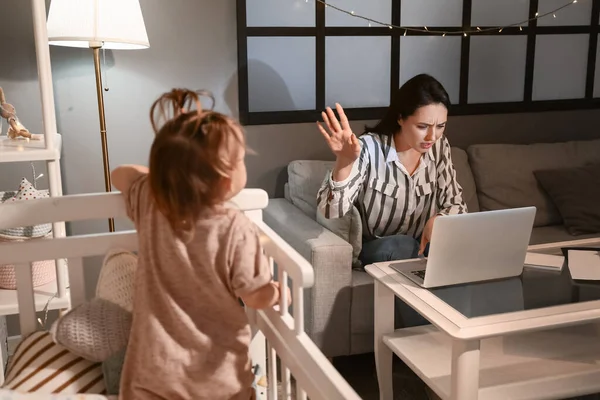 Stressed Mother Little Baby Working Home Late Evening — Stock Photo, Image