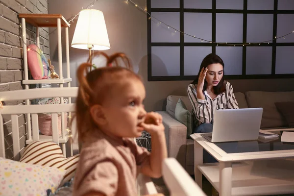 Tired Mother Little Baby Working Home Late Evening — Stock Photo, Image