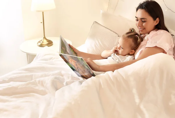 Мати Дитина Читають Книгу Ліжку — стокове фото