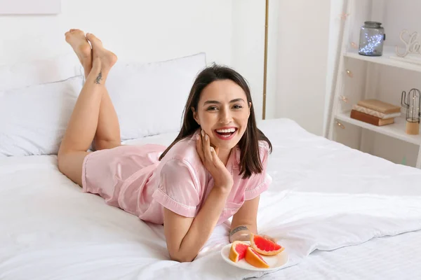 Young Woman Juicy Grapefruit Bedroom — Stock Photo, Image
