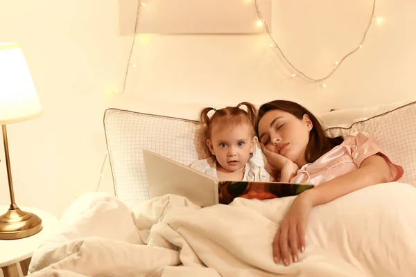 Pequeño Bebé Con Libro Madre Durmiendo Cama — Foto de Stock