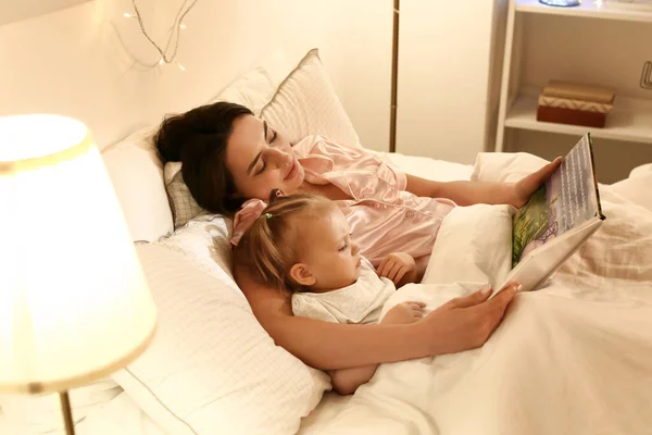 Moeder Kleine Baby Lezen Boek Bed — Stockfoto