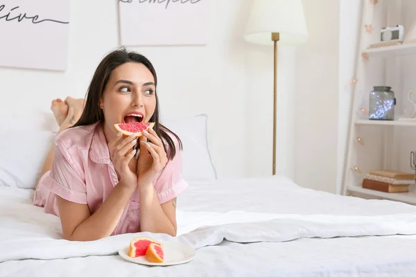 Young Woman Eating Grapefruit Bedroom — Stock Photo, Image
