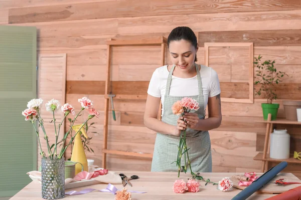 Female Florist Making Bouquet Carnation Flowers Workshop — Stock Photo, Image