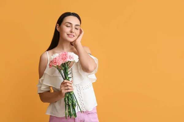Ung Kvinna Med Vacker Nejlika Blommor Färg Bakgrund — Stockfoto