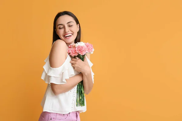 Mujer Joven Con Hermosas Flores Clavel Sobre Fondo Color — Foto de Stock